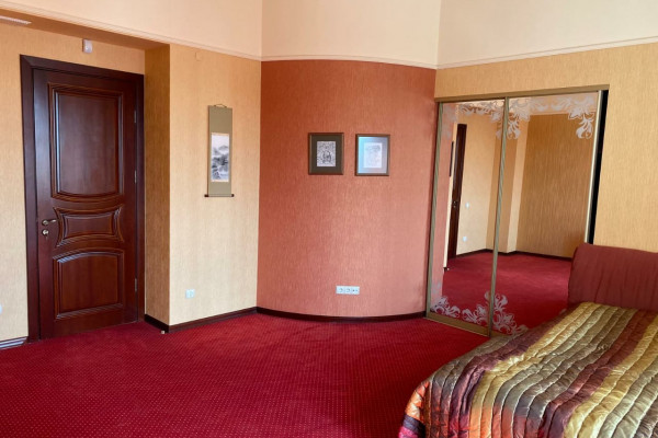 Отдельно стоящее здание в историческом центре Львова